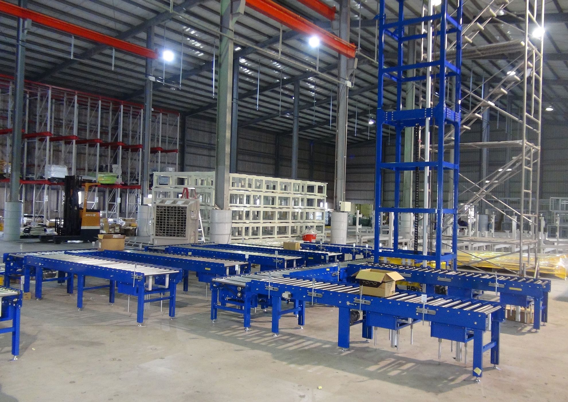 Vertical conveyor elevator operating system for boxes